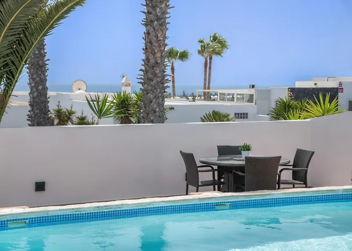 Bay View Apartment *